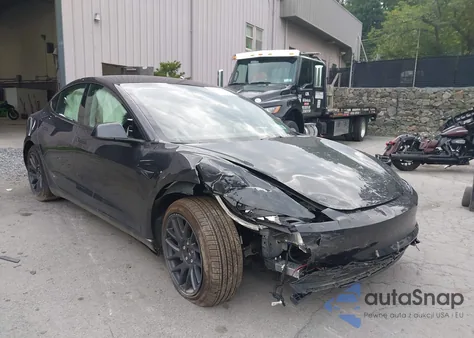 2025 Tesla Model 3 Long Range Rear-Wheel Drive z USA, uszkodzony, nr VIN 5YJ3E1EA3SF915449